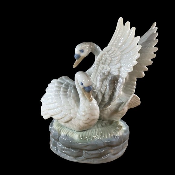 VINTAGE 1970’s SWAN LAKE Musical Rotating Porcelain FIGURINE Japan GLOBAL ART - Picture 2 of 11